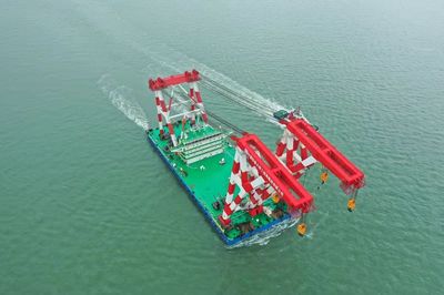 汉企国内首创“L”型臂架起重船,一双“铁臂”可吊2200吨钢箱梁,将参与澳门跨海大桥建设